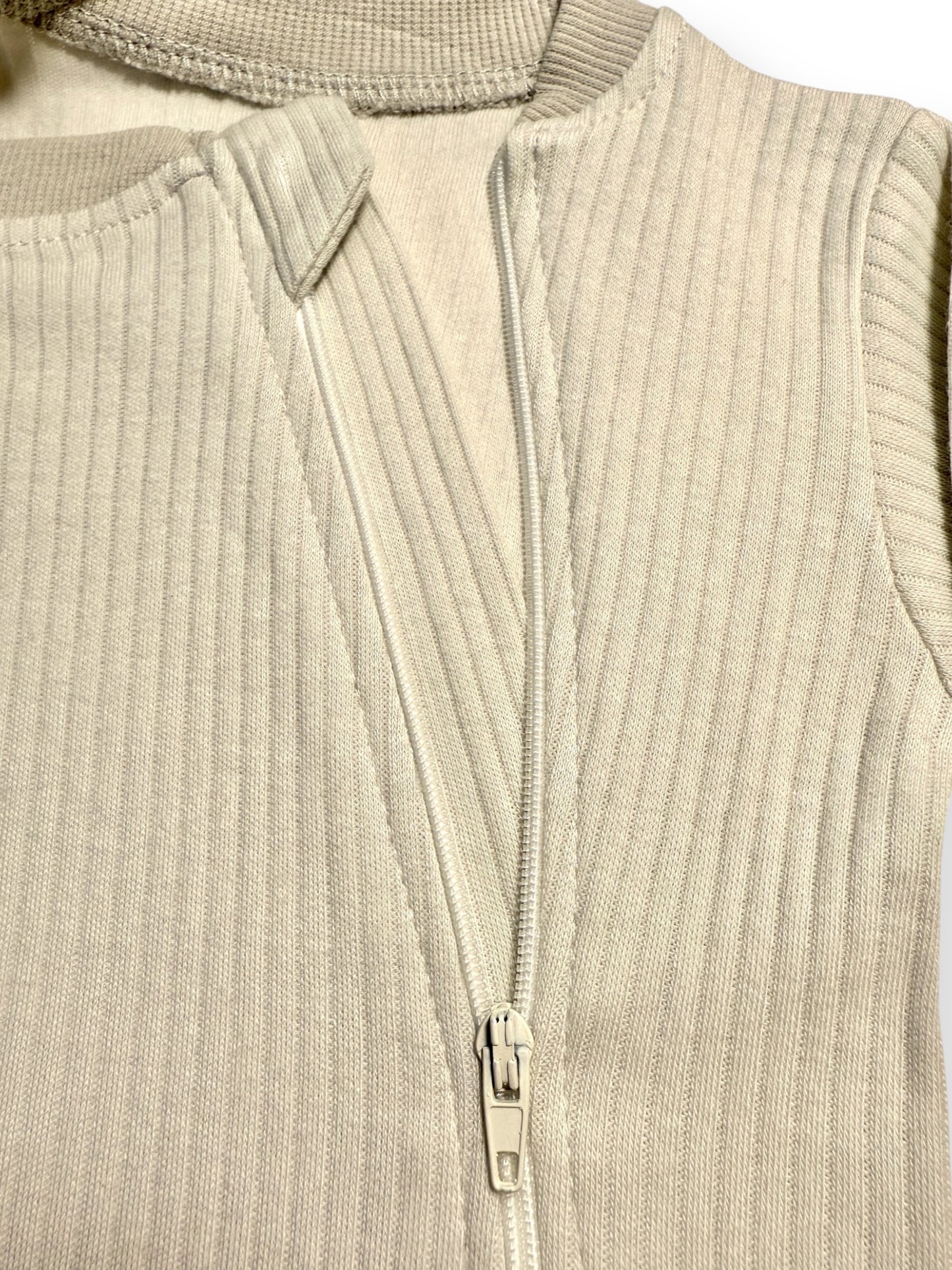 JASNOSZARY KOMBINEZON Z SKARPETKAMI