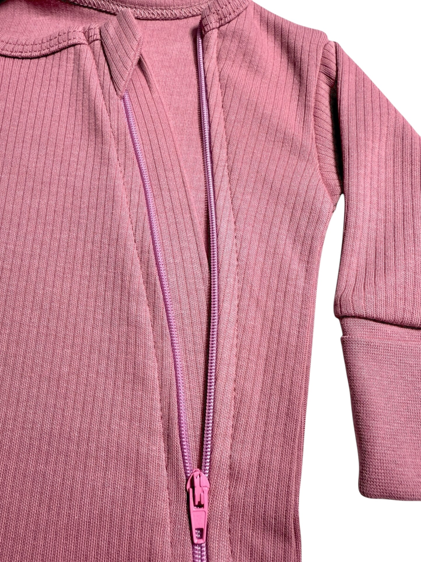 MALINOWY STRÓJ Z CZAPKĄ